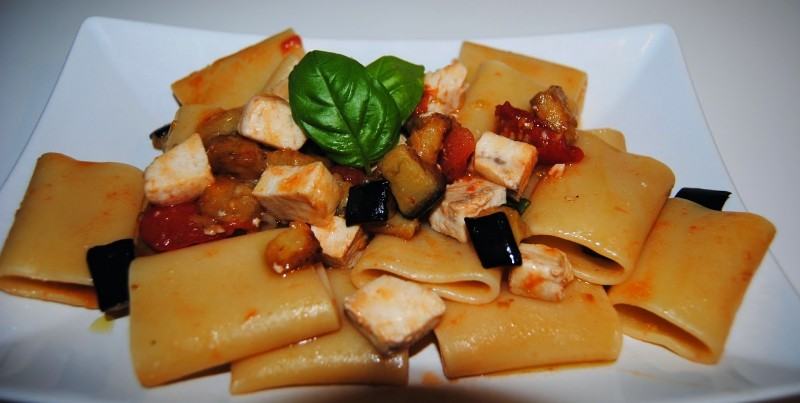 Paccheri integrali con crema di melanzane e pesce spada