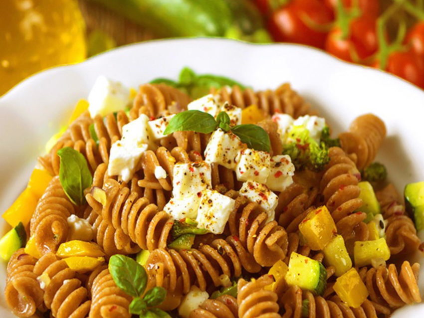 Fusilli integrali con verdure e feta greca