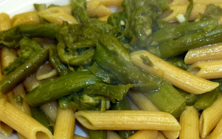 Penne integrali agli asparagi