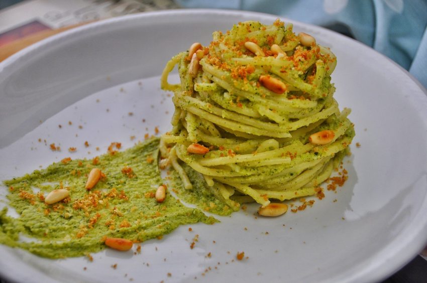 Spaghetti al pesto di broccoli e pinoli