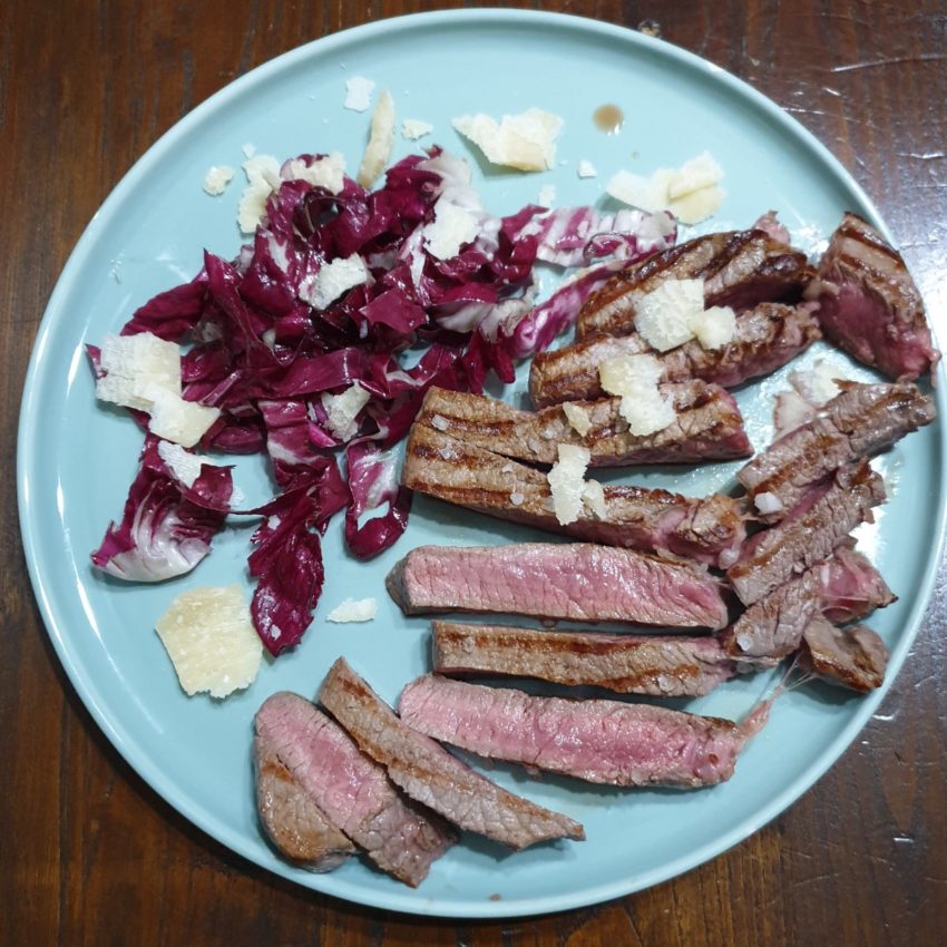 Vitello con scaglie di grana e insalata di radicchio rosso