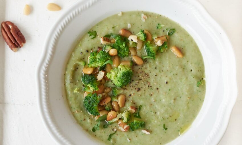 CREMA DI BROCCOLI CON CROSTINI E PINOLI