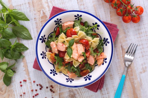 Farfalle salmone, rucola e pomodorini